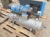 un petit compresseur d'air posé sur une palette dans un entrepôt