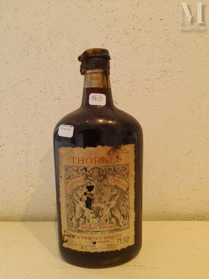 une bouteille d'alcool posée sur un plan de travail