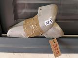 une paire de chaussures posée sur le rebord d'une fenêtre