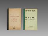 deux livres posés l'un à côté de l'autre sur une table