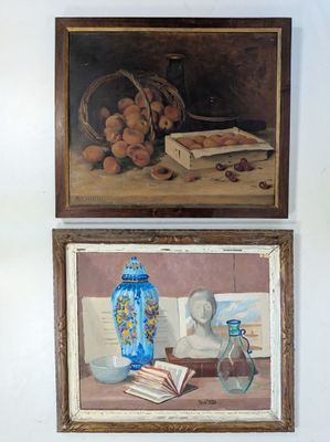 Deux tableaux représentant des fruits et un vase sont accrochés au mur.