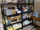une pièce contenant un bureau, des étagères et d'autres objets