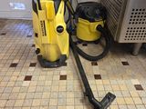 un aspirateur jaune et un aspirateur noir et jaune posés par terre