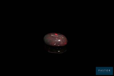 l'image d'une pierre rouge dans l'obscurité