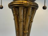 une lampe posée sur une table dans une pièce