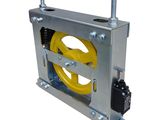 un gros plan d'un dispositif métallique muni d'une molette jaune