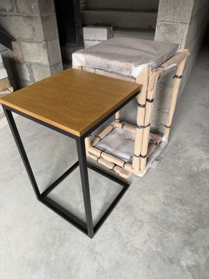 une petite table en bois surmontée d'une structure métallique