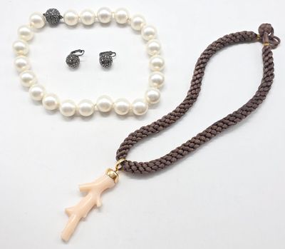 collier de perles avec pendentif en forme de croix et bracelet de perles