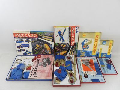 un grand nombre de livres posés sur une table