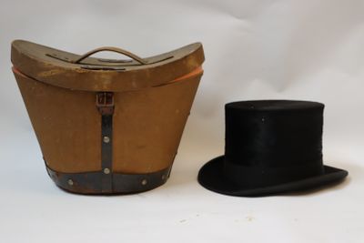 un chapeau et une valise sur fond blanc