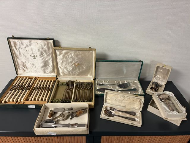 Lot de partie de ménagères en métal argenté certains de la marque...