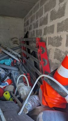 un tas de matériel de chantier dans une pièce en cours de construction