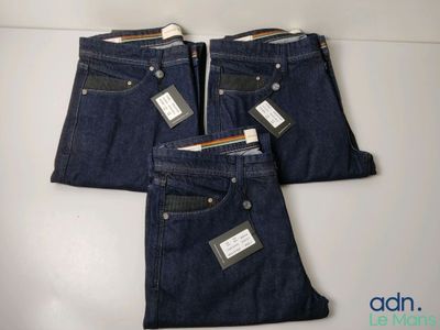 trois paires de jeans pour homme avec leurs étiquettes encore attachées