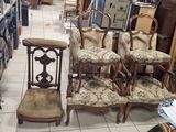 le nombre de chaises qui sont assises ensemble dans une pièce