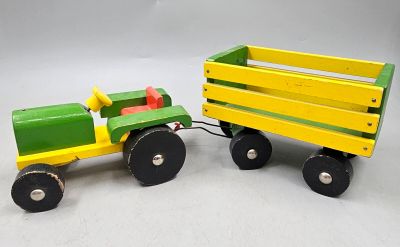camion jouet en bois jaune et vert avec une remorque verte