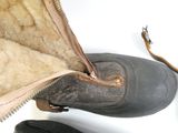 une paire de chaussures qui se trouve dans un sac