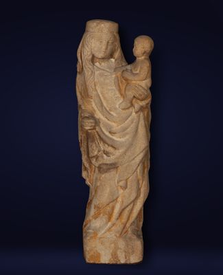 une statue de femme tenant un enfant dans ses bras
