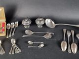 beaucoup de cuillères en argent et de cuillères sur la table