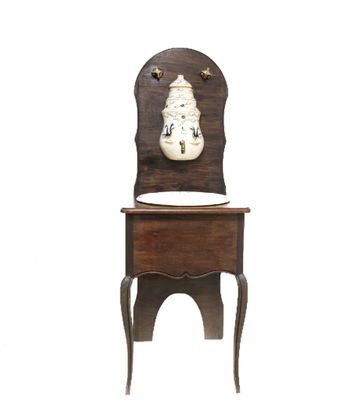 une petite chaise en bois sur laquelle est posé un vase