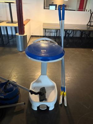 Un lot de deux aspirateurs. On y joint un support poubelle.