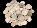 un tas de vieilles pièces d'argent sur fond noir