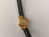 une image d'une montre-bracelet sur une surface blanche
