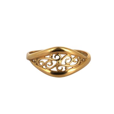 gros plan d'une bague en or sur fond blanc