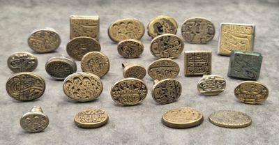 Plusieurs types de pièces de monnaie sont disposés sur une table.