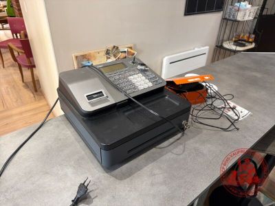 une photo d'un bureau à domicile avec une imprimante posée sur le comptoir