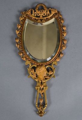 un miroir accroché au mur, à côté d'un mur