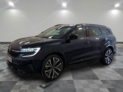 un 4x4 noir garé dans une pièce au sol en damier