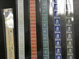 tout un tas de timbres de toutes sortes sur la table