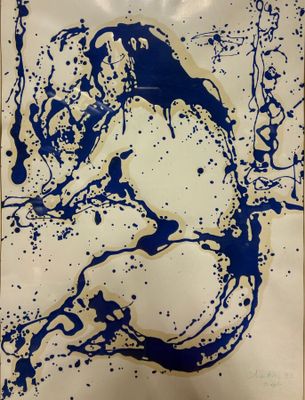 des éclaboussures d'encre bleue sur une feuille blanche, avec un contour noir
