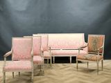 plusieurs chaises et un canapé dans une pièce sur fond noir