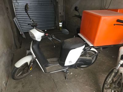 un scooter garé dans un garage