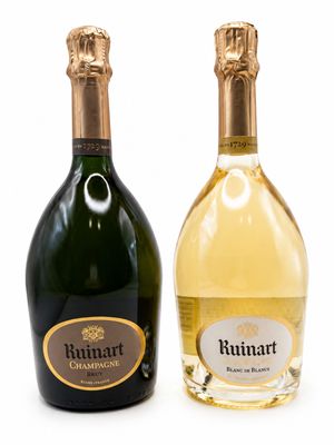deux bouteilles de vin posées l'une à côté de l'autre sur une surface blanche