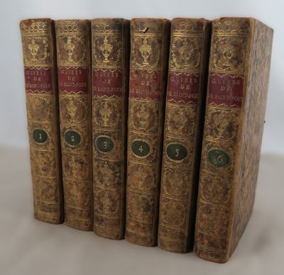 quatre vieux livres empilés les uns sur les autres sur une table
