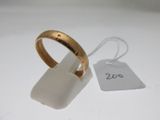 une bague en or à laquelle est attachée une étiquette de prix