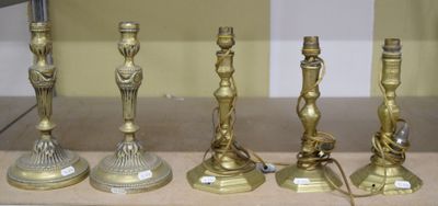 un grand nombre de bougies posées sur une table