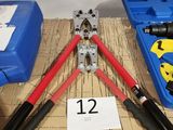 les outils sont disposés sur une table sur laquelle est inscrit un numéro