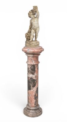 statue en marbre représentant un garçon tenant un panier, posée sur un socle