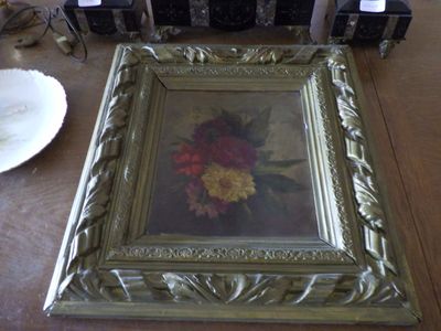 une photo d'une photo représentant des fleurs posées sur une table