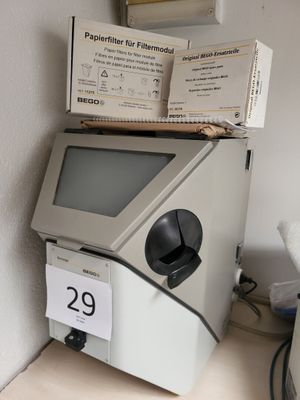 un ordinateur posé sur un bureau