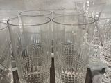 beaucoup de verres posés sur une étagère en verre dans un magasin