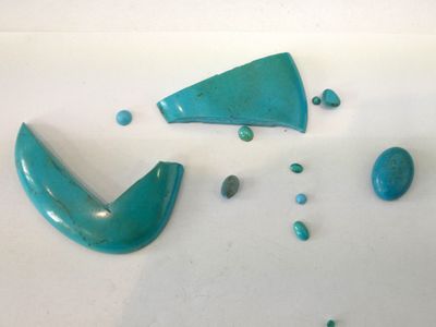 Importants morceaux de turkénites et petits cabochons, dim.