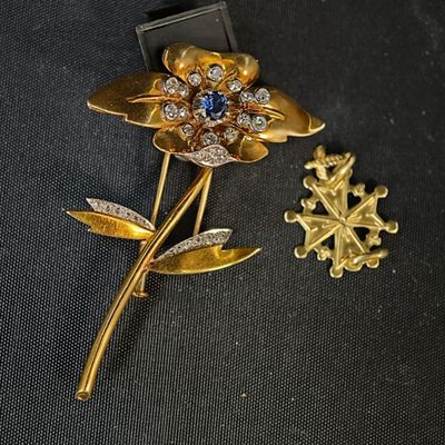 une broche en or ornée d'une fleur et d'un flocon de neige
