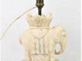 une lampe en forme d'éléphant surmontée d'une couronne