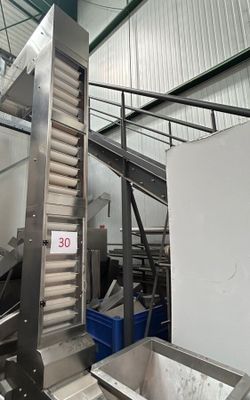 1 tapis convoyeur élévateur inox Haut. : 430 cm - Entrée. av…