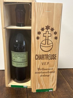 un gros plan sur une bouteille de vin dans un coffret en bois