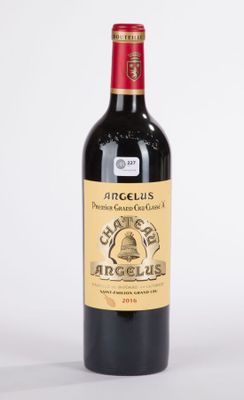 une bouteille de vin posée sur une table